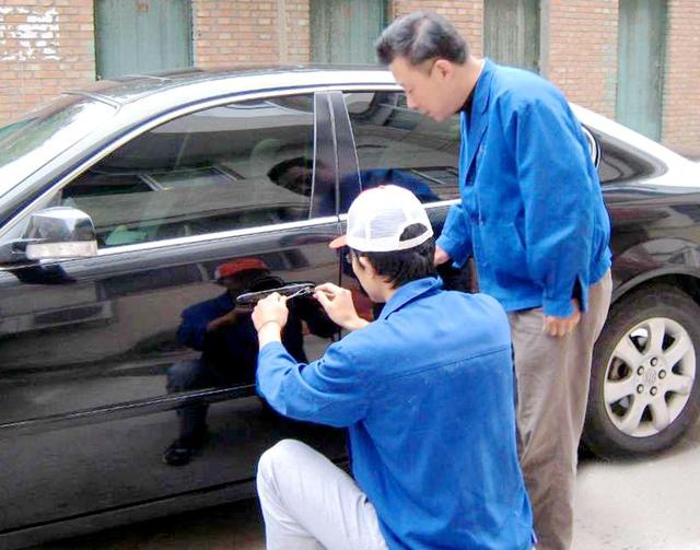 潘家园汽车钥匙丢在车里面怎么办?